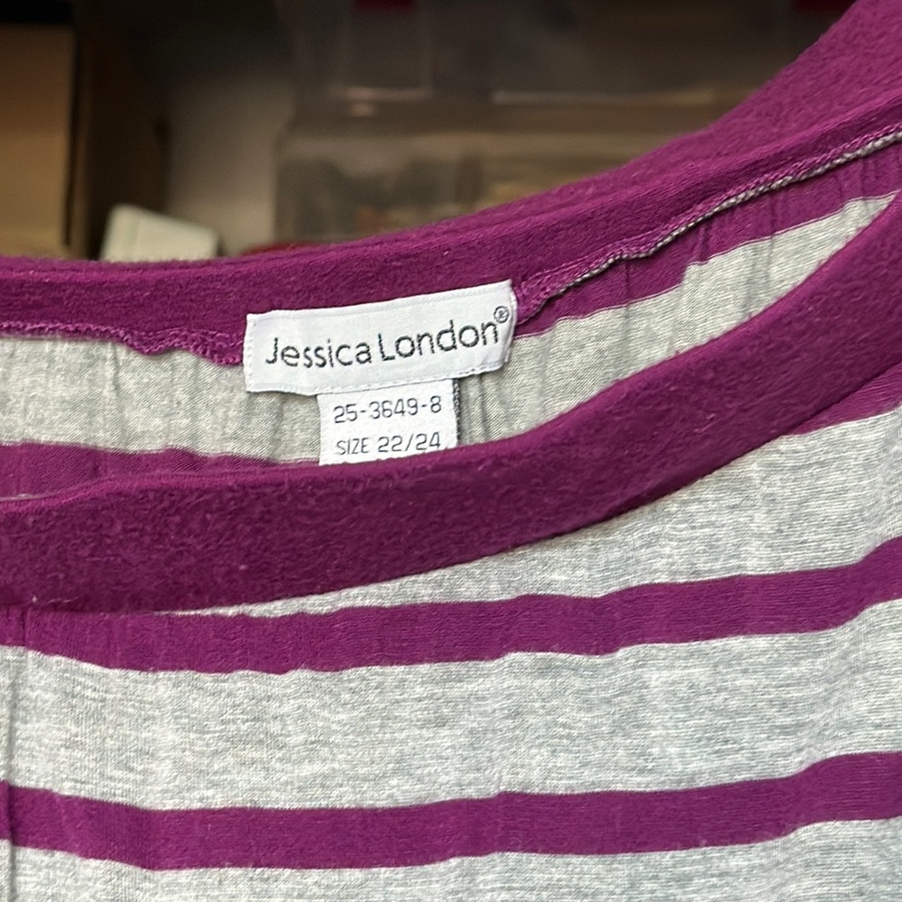 Jessica London skirt. Elastic waist and mixed material rayon/spandex.
